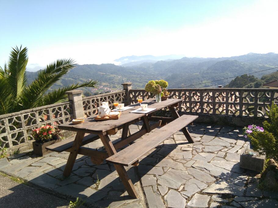 Terraza, al fondo la Sierra del Sueve