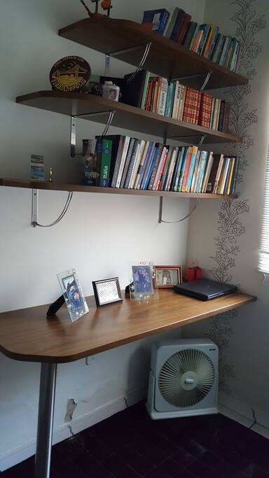 mesa de escritório na suite