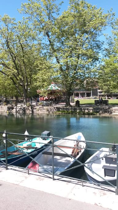 Centre ville d'Annecy le long du thiou amenant au lac
