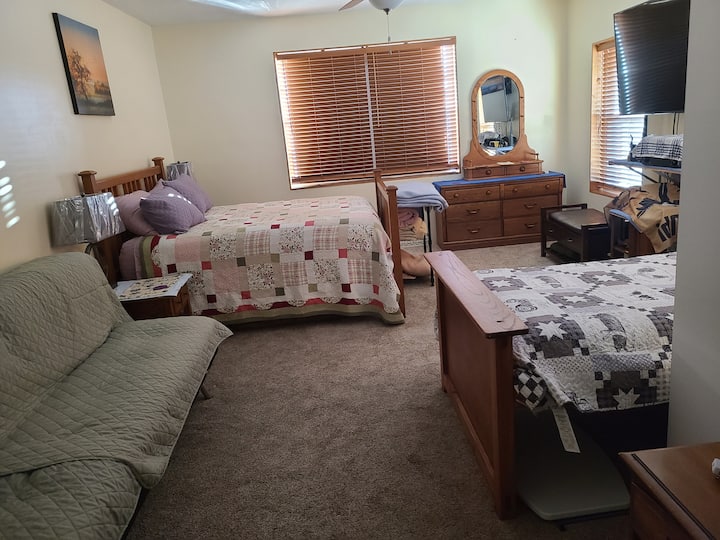 على إطلالة على غرفة النوم في الفناء الخلفي وجزء من أفق المدينة.