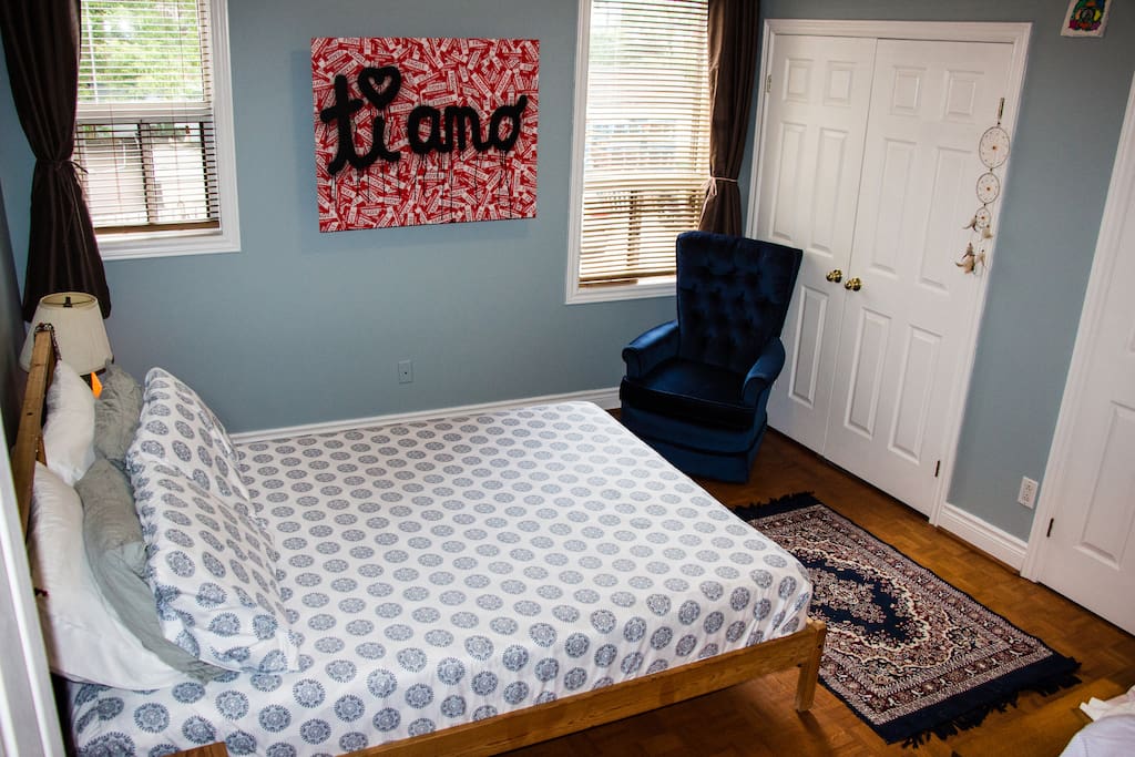 Cosy and comfortable bedroom with a queen size bed.