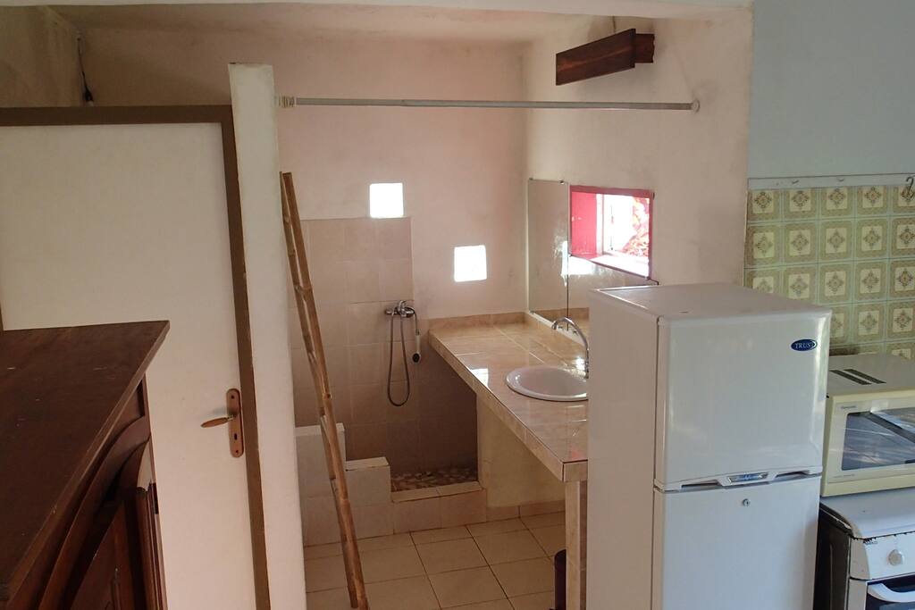 Une salle de bain avec vue extérieure