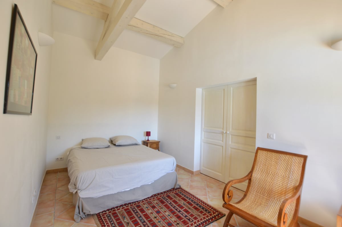 Спалня в района на