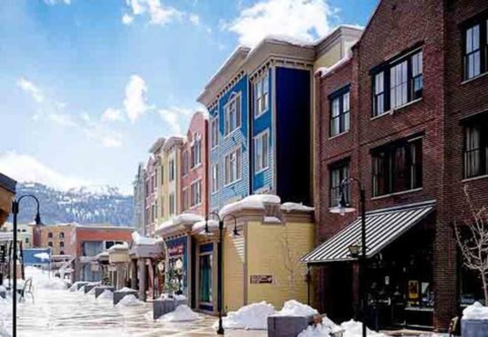 Courtyard shops, bars and eateries