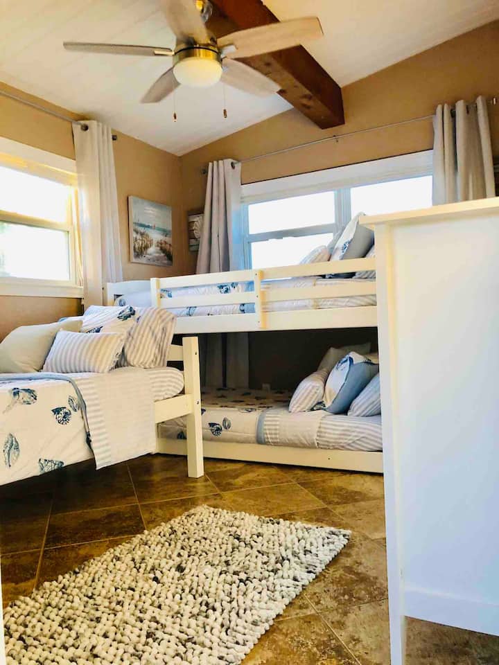 Спалната соба бр. 2 има 3 двокреветни кревета и паметен телевизор. Покрај тоа, во плакарот има пегла и даска за пеглање.