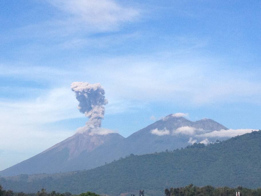 Vista desde nuestra terraza a los volcanes, Fuego y Acatenango
