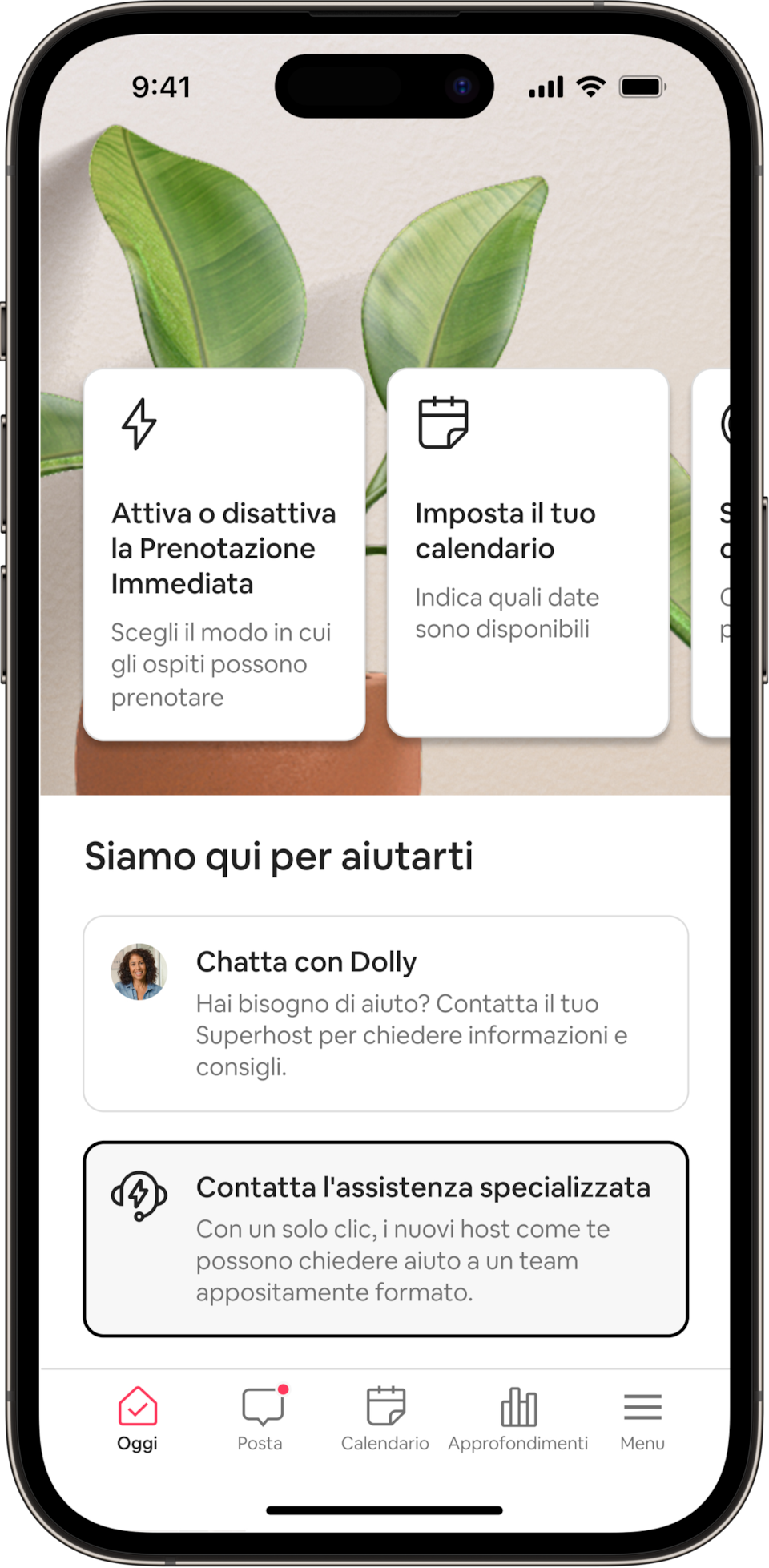 Un telefono mostra la scheda Oggi per gli host Airbnb, con varie impostazioni che consentono loro di gestire i propri annunci, come uno strumento per il calendario. Nella parte inferiore dello schermo ci sono opzioni che consentono ai nuovi host di chattare con il proprio Superhost o di accedere all'assistenza specializzata di Airbnb, semplicemente toccando il pulsante.