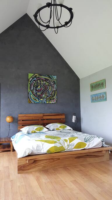 Un lit douillet de 160 cm