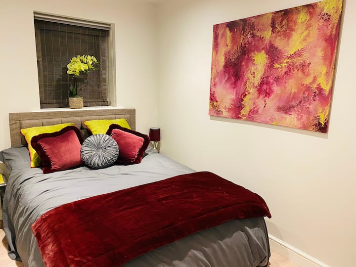 ห้องนอนเตียงใหญ่ชั้นล่างรวมถึงงานศิลปะดั้งเดิม