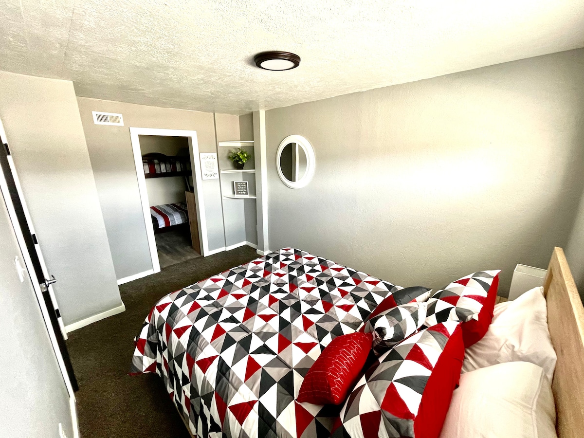 سرير بحجم كوين مع أسرّة بطابقين كاملين /مزدوجين.