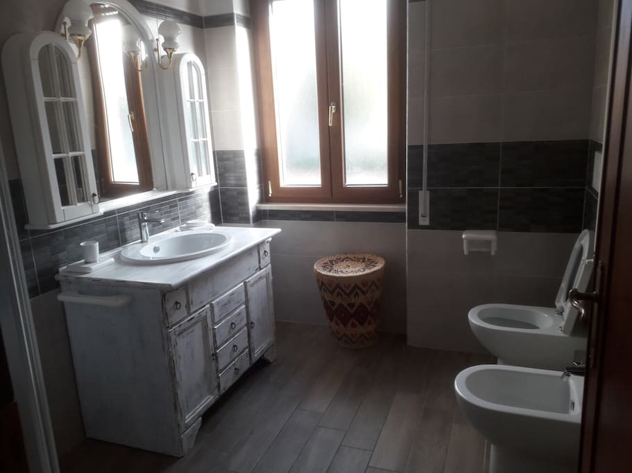 Bagno con doccia e finestra.
Bathroom with shower and window.