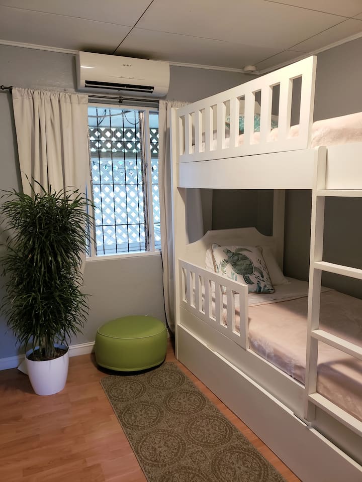 Dhoma jonë e tretë vjen me një krevat marinar.