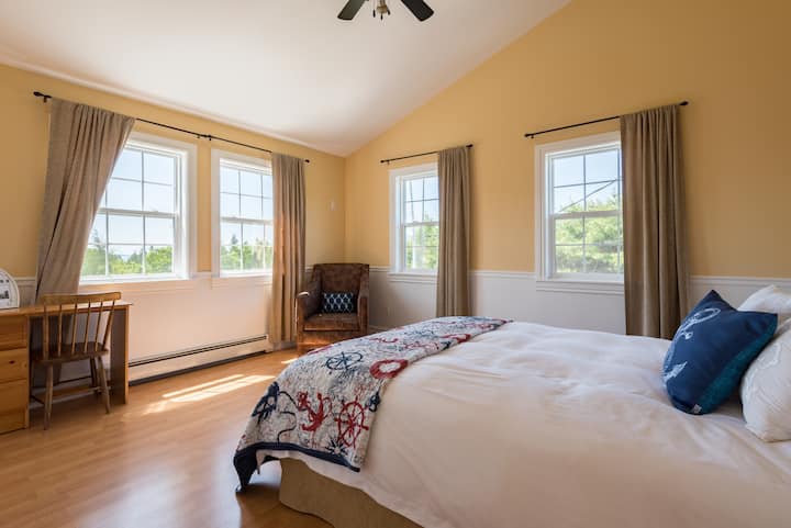 El primer dormitorio cuando subes las escaleras con una cama tamaño queen