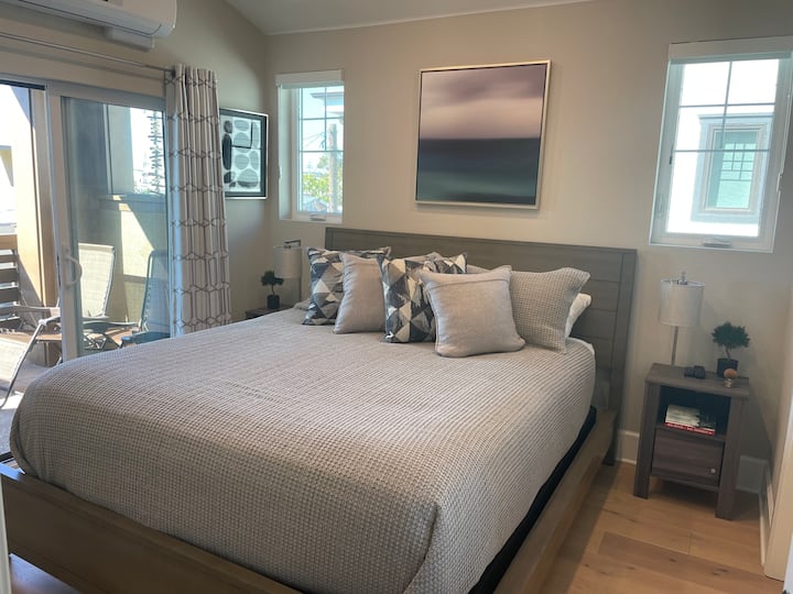 Primary bedroom-Cal King bed