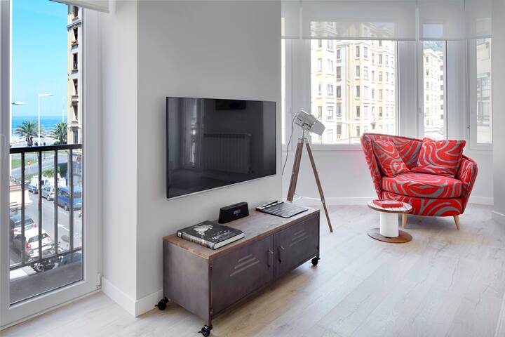 Zurriola Zinema by FeelFree Rentals gallery image 4