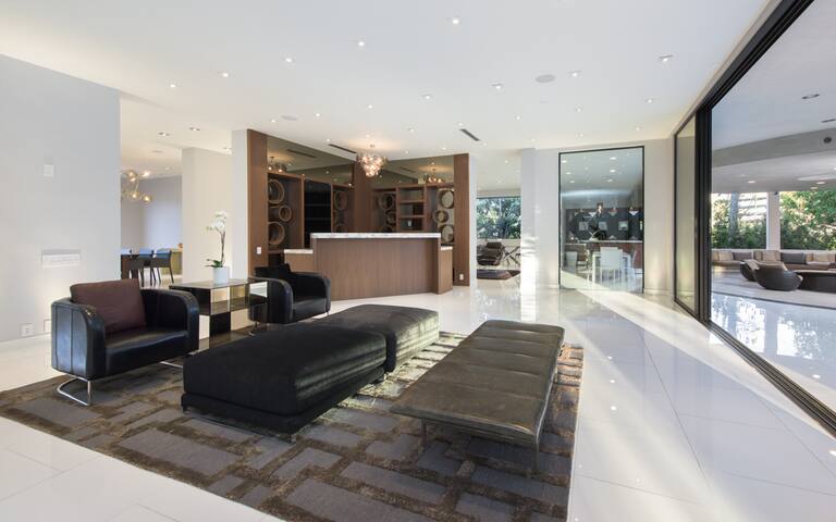 Los Angeles Modern Estate- Tennis Court & Pool gallery image 5