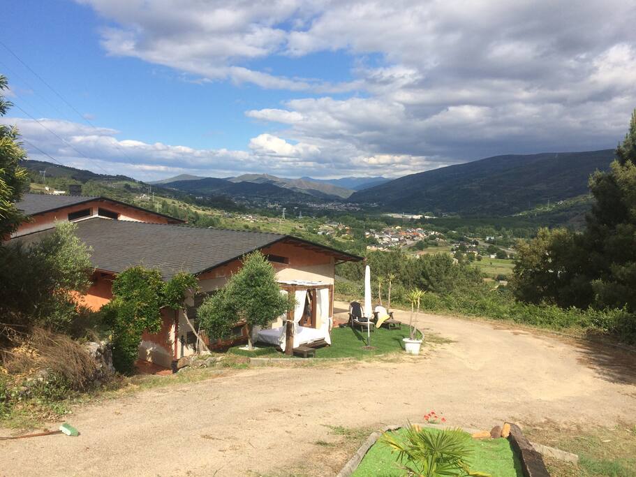 Vistas de Lujo al Valle de Valdeorras, con Peña Trevinca al fondo
