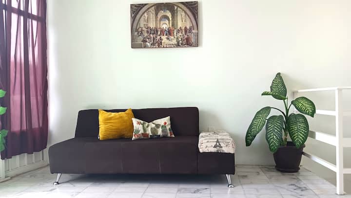 En el segundo piso se encuentran las habitaciones y un sofa cama tamaño individual. 