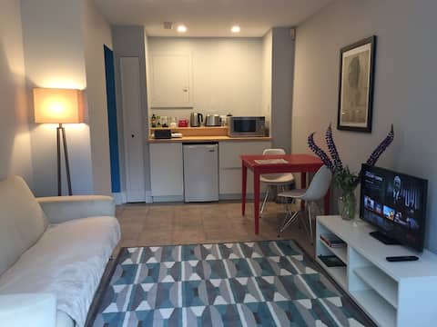 52 House Bachelor apartment sublet halifax in Sydney