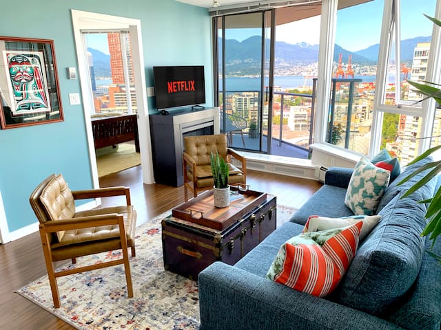 Sky High 3BR/2BTH – Spectacular Views & Parking!