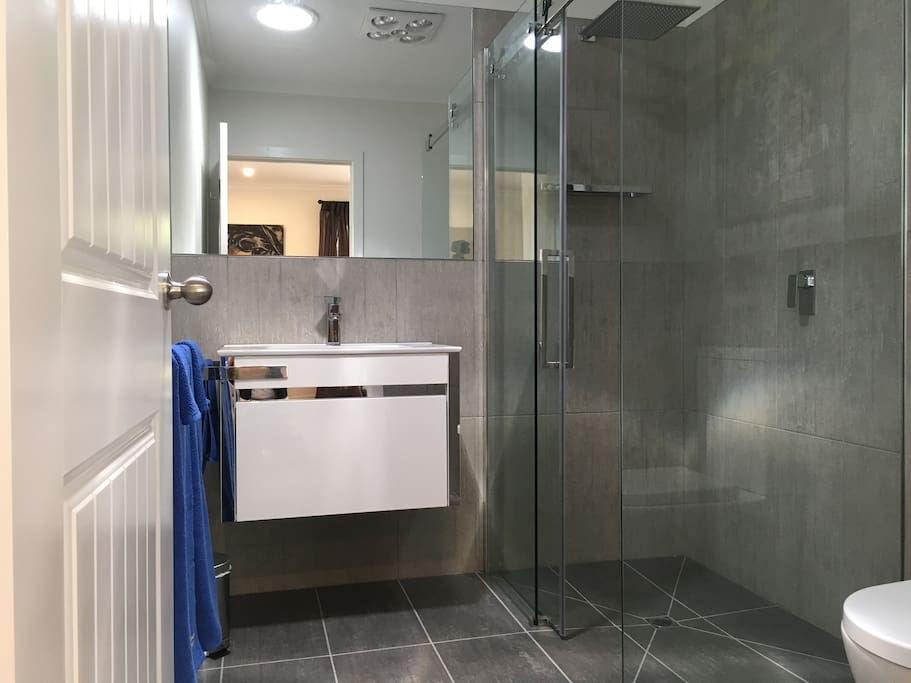 Luxurious Bathroom En-suite for first Bedroom