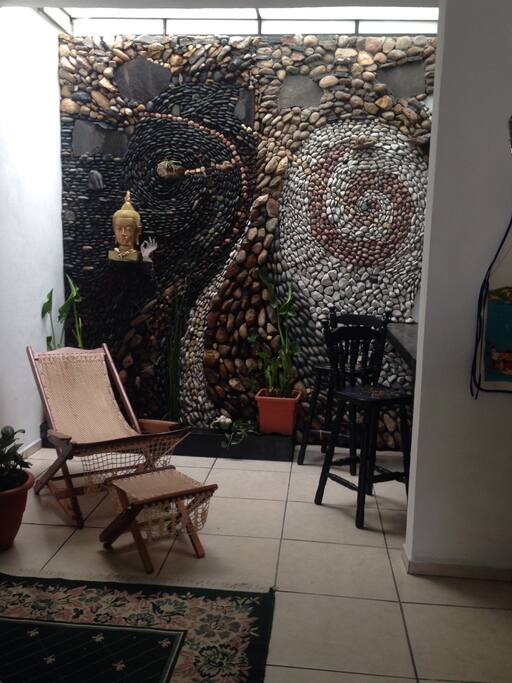 Tiene un muro con agua que hace un efecto relajante