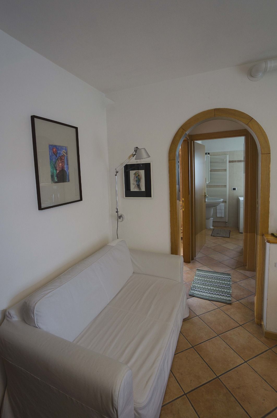 โซฟาตัวนี้สะดวกสบายและปรับให้เป็นเตียงที่มีแผ่นไม้แบบดึงออกได้ 