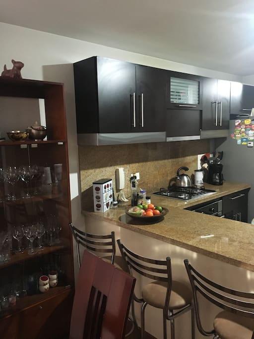Cocina totalmente equipada y con comedor tipo americano