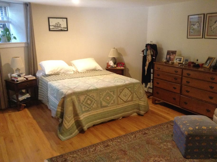 Master Bedroom, Queen Bed