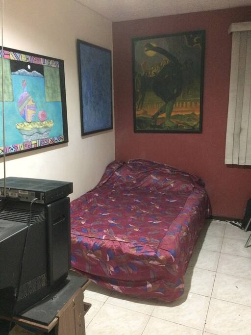 el dormitorio de cama de dos plazas y aire acondicionado