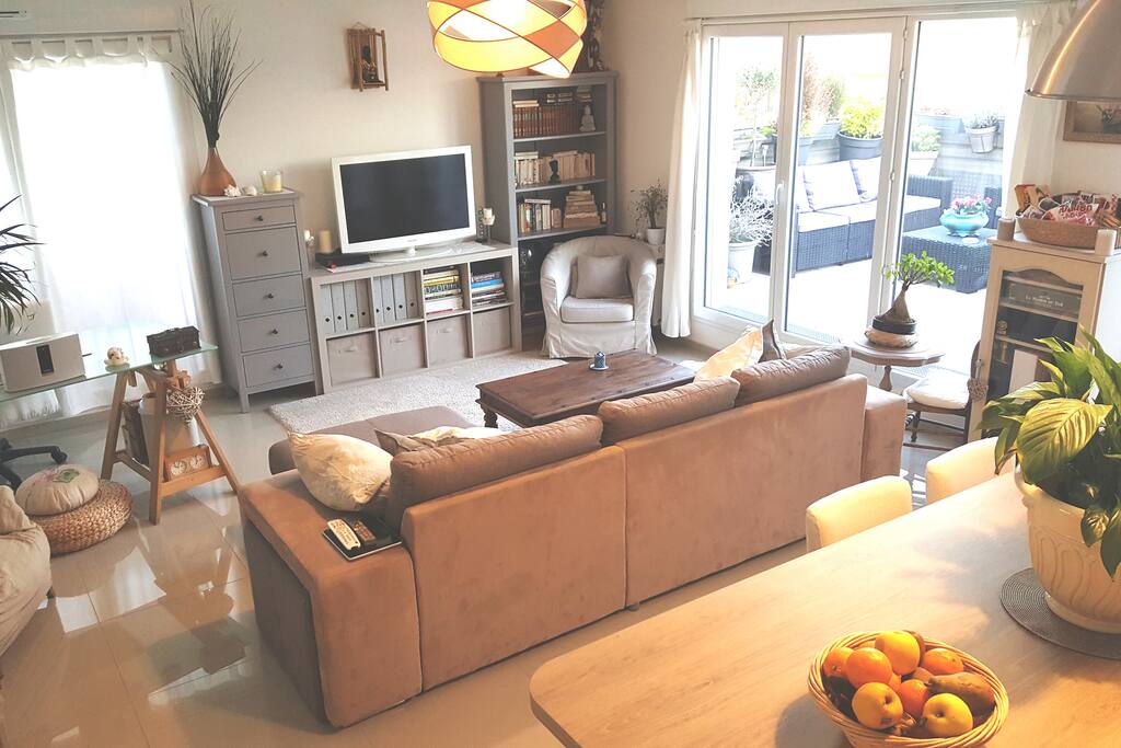 Living room with a direct access to the private terrace (convertible sofa = 180X200)