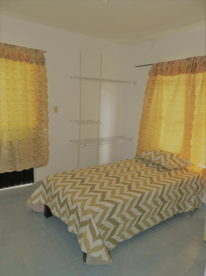 第四间卧室是一张双人床