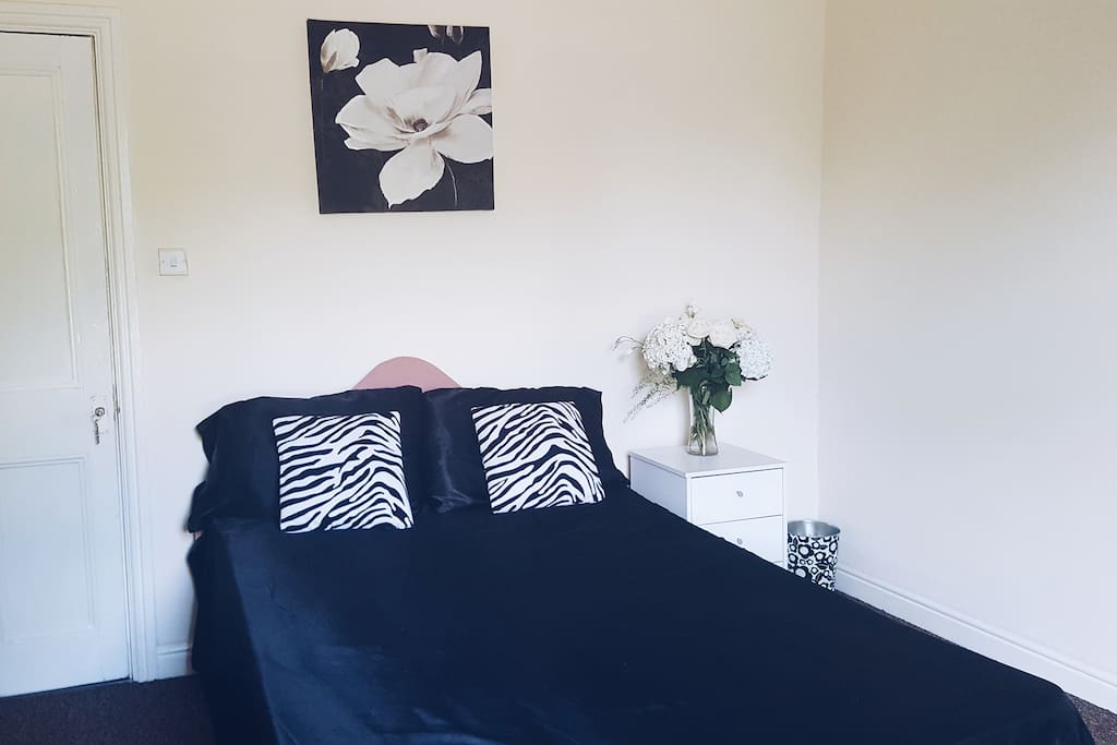 Bedroom with king size bed