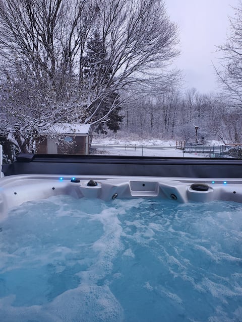 Serene Waterfront Cottage| Hot Tub, dock, fire pit