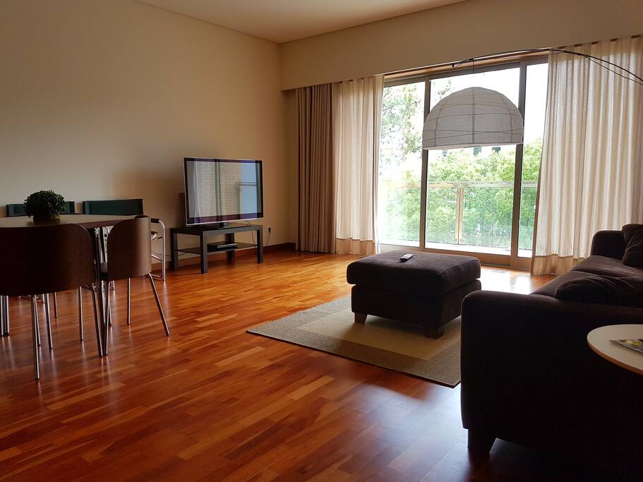 SALON / DINING ROOM