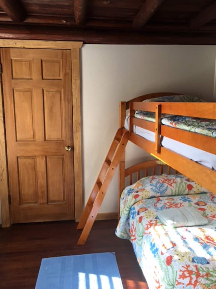 غرفة النوم 4 أسرّة بطابقين