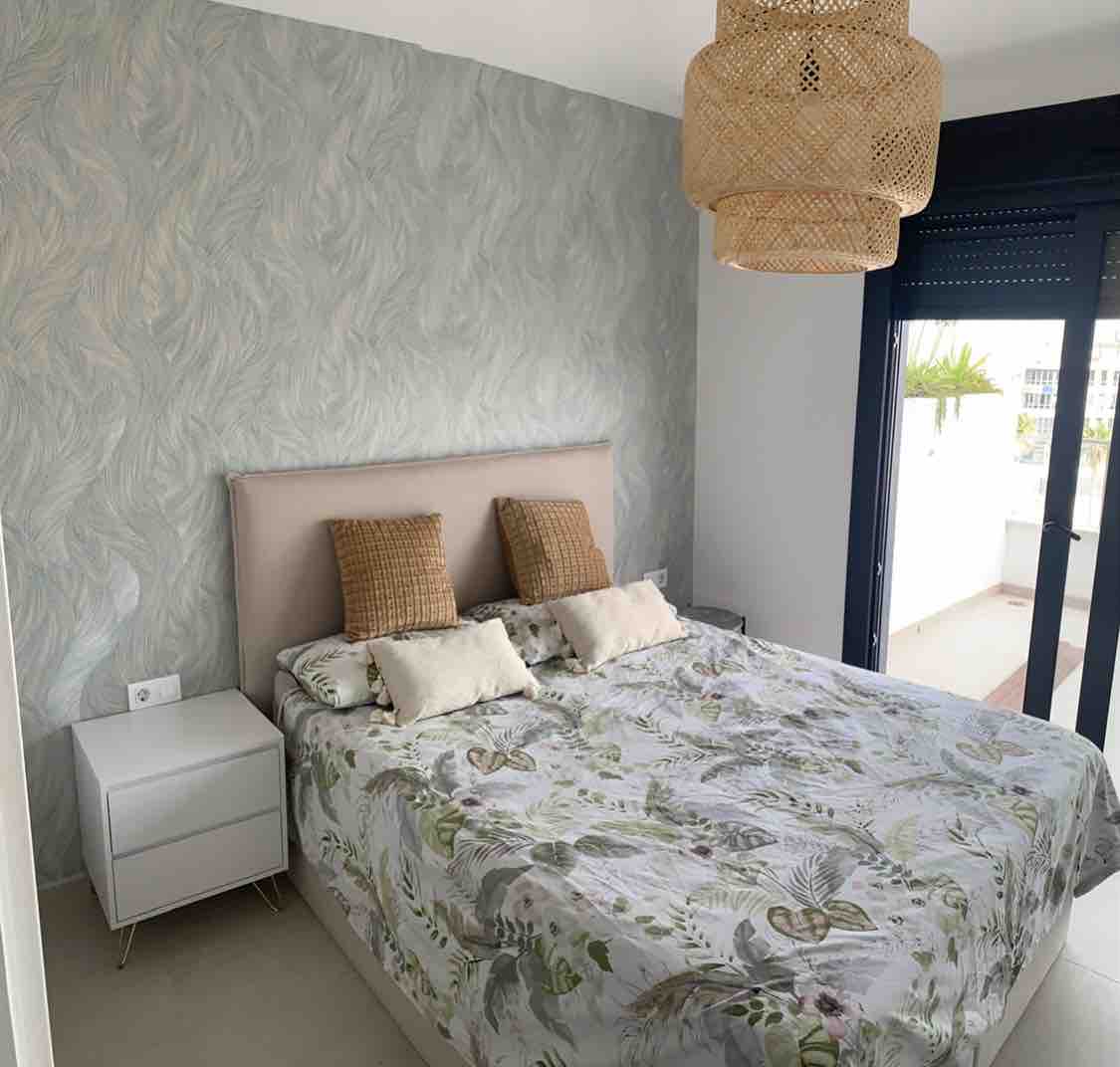 Dhomë gjumi master me gardërobë të integruar.