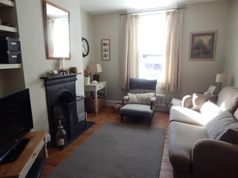 Victorian 2-Bed Cottage with on street parking