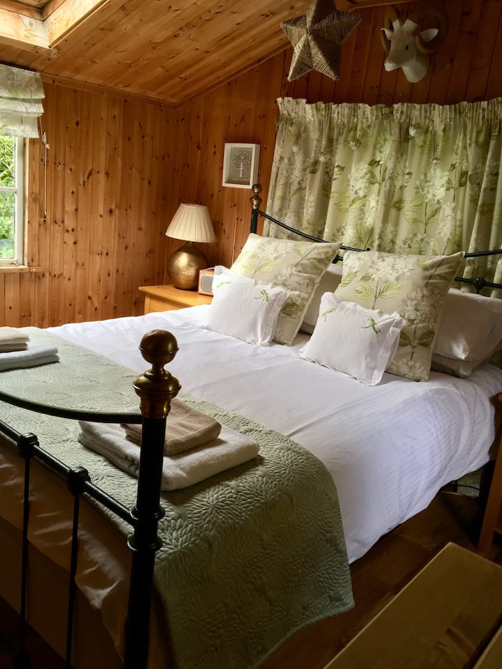 Snowdonia cabin in nature with hot tub Cabins for Rent in Blaenau