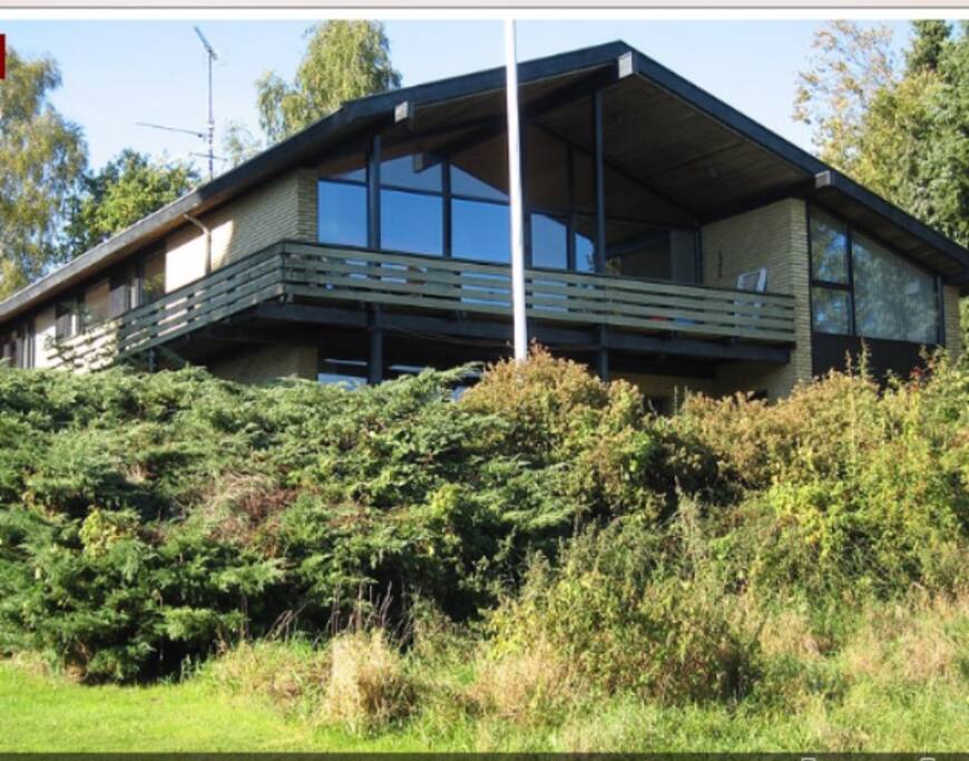 Poul Danø arkitekttegnet villa - her set fra engen
