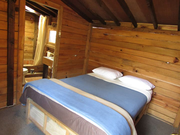 Inuti sovrummet med badrummet på baksidan.