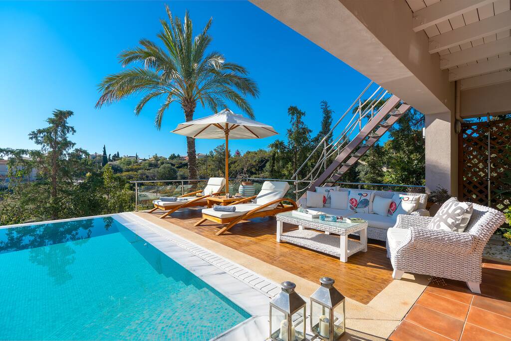 Sunbeds and sofa by the pool