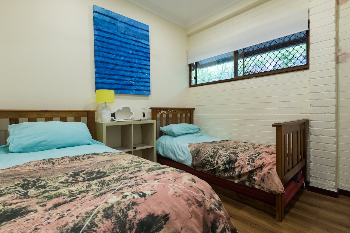 Ბინა: ბავშვებს (ან ზრდასრულებს) აქვთ ცალკე ოთახი.