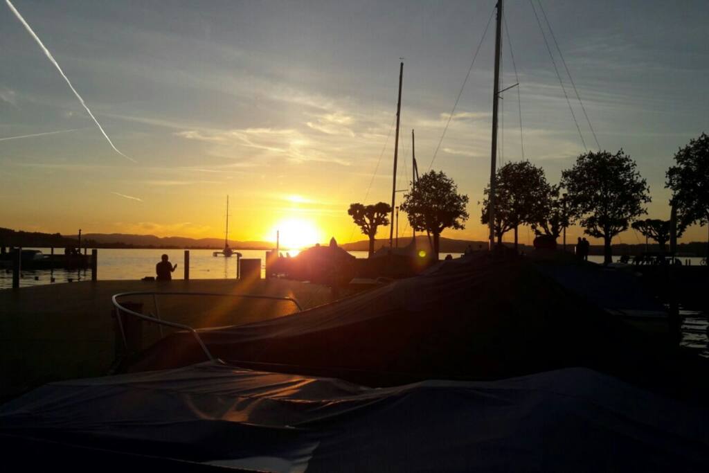 Schöner Sonnenuntergang, Blick vom Boot