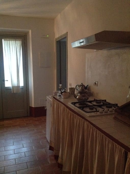 Cucina con lavatrice frigo forno e fornelli