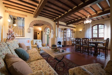 Airbnb con migliori performance: Panoramic Villa Sienese countryside a Asciano