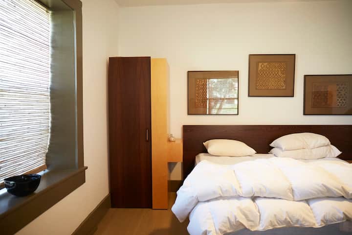 CASA GRANDE - пространа главна спална соба со брачен кревет и приватна бања со тоалет и надворешен туш. 