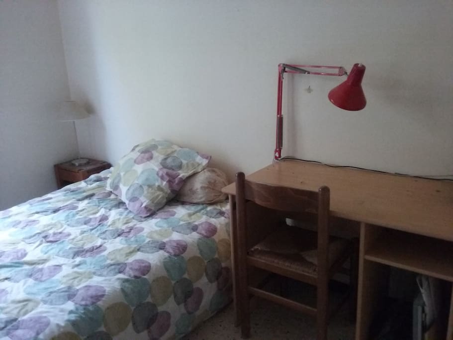 la chambre et son bureau