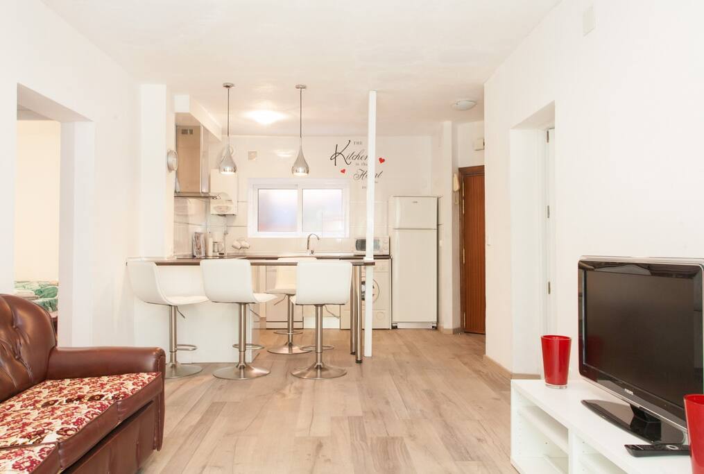 Kitchen - Cocina abierta con barra americana