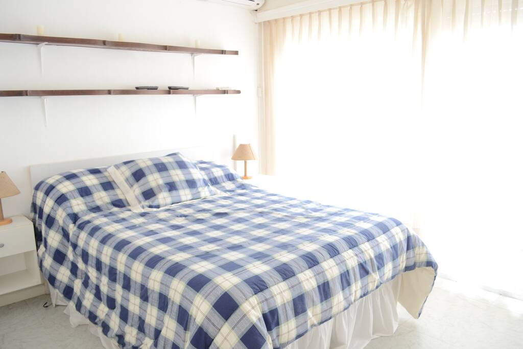 Cuarto principal con TV y AC